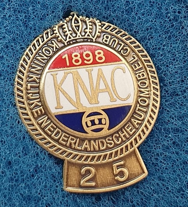 Schroefspeld KNAC 25 jaar lidmaatschap, Verzamelen, Verzenden, Zo goed als nieuw, Transport, Speldje of Pin
