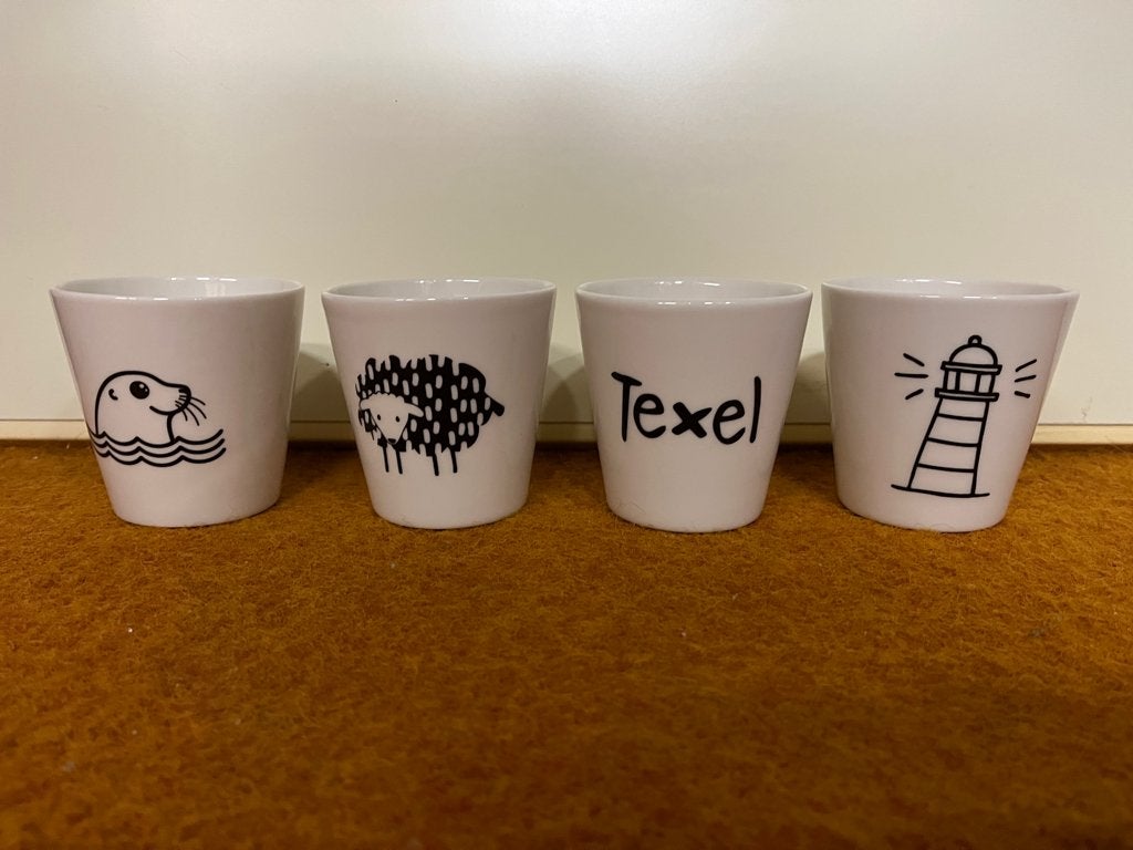 Set van 4 mokken Texel - Kees de Waal, Huis en Inrichting, Ophalen of Verzenden, Zo goed als nieuw, Overige stijlen, Kop(pen) en/of Schotel(s)