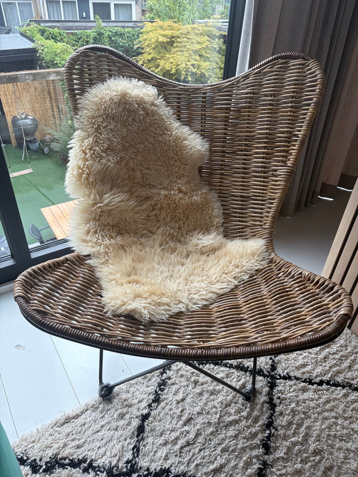 Rotan vlinderstoel met schapenvacht, Huis en Inrichting, Gebruikt, Bruin, Riet of Rotan, Ophalen of Verzenden