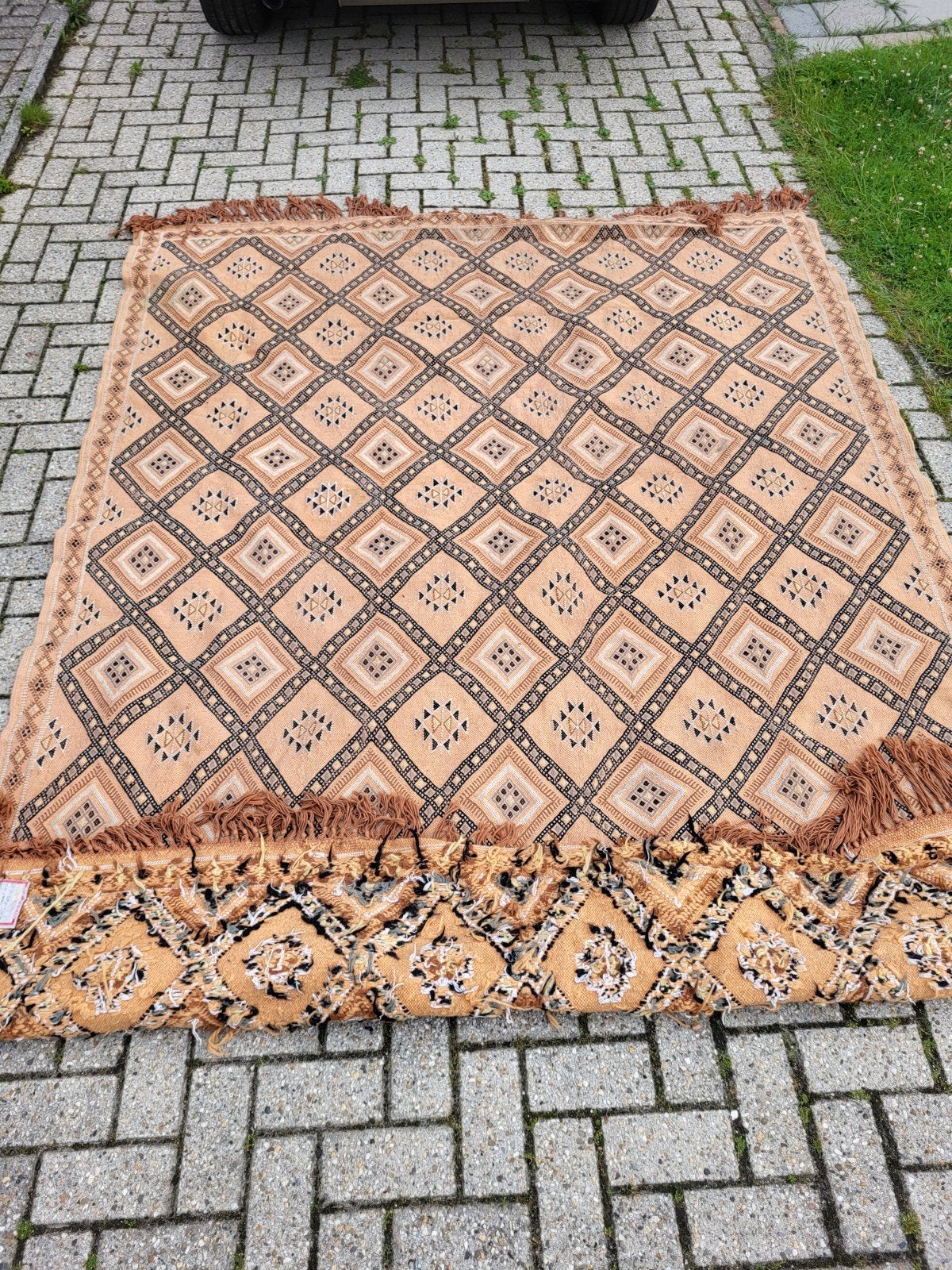 Handgemaakt Tunesisch tapijt uit 1979, Huis en Inrichting, Gebruikt, 100 tot 150 cm, Bruin, Ophalen of Verzenden