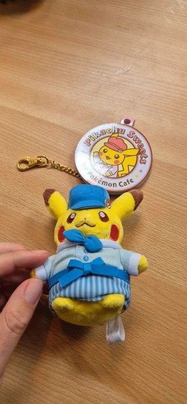 Pikachu Sweets Cafe Tokyo Pluche Sleutelhanger zeldzaam, Ophalen of Verzenden, Overige typen