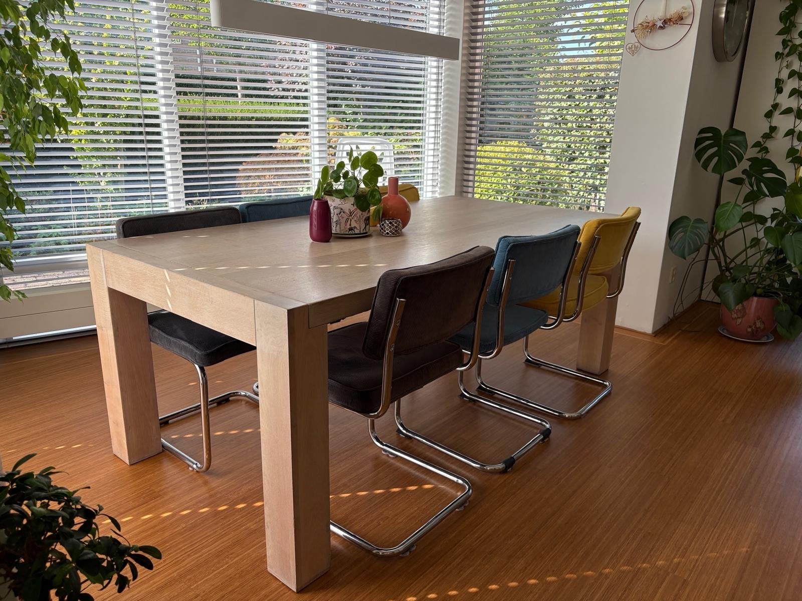 Foto 3 van Blank eiken eettafel met 6 stoelen - Modern en comfortabel