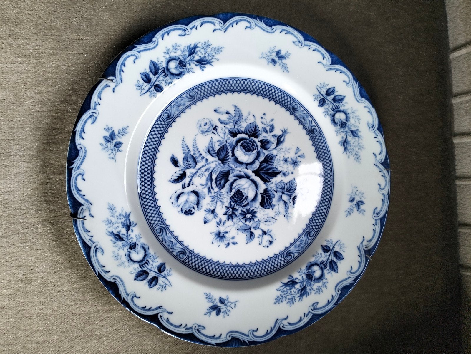 Decoratief bord met blauw bloemenpatroon, Antiek en Kunst, Ophalen of Verzenden