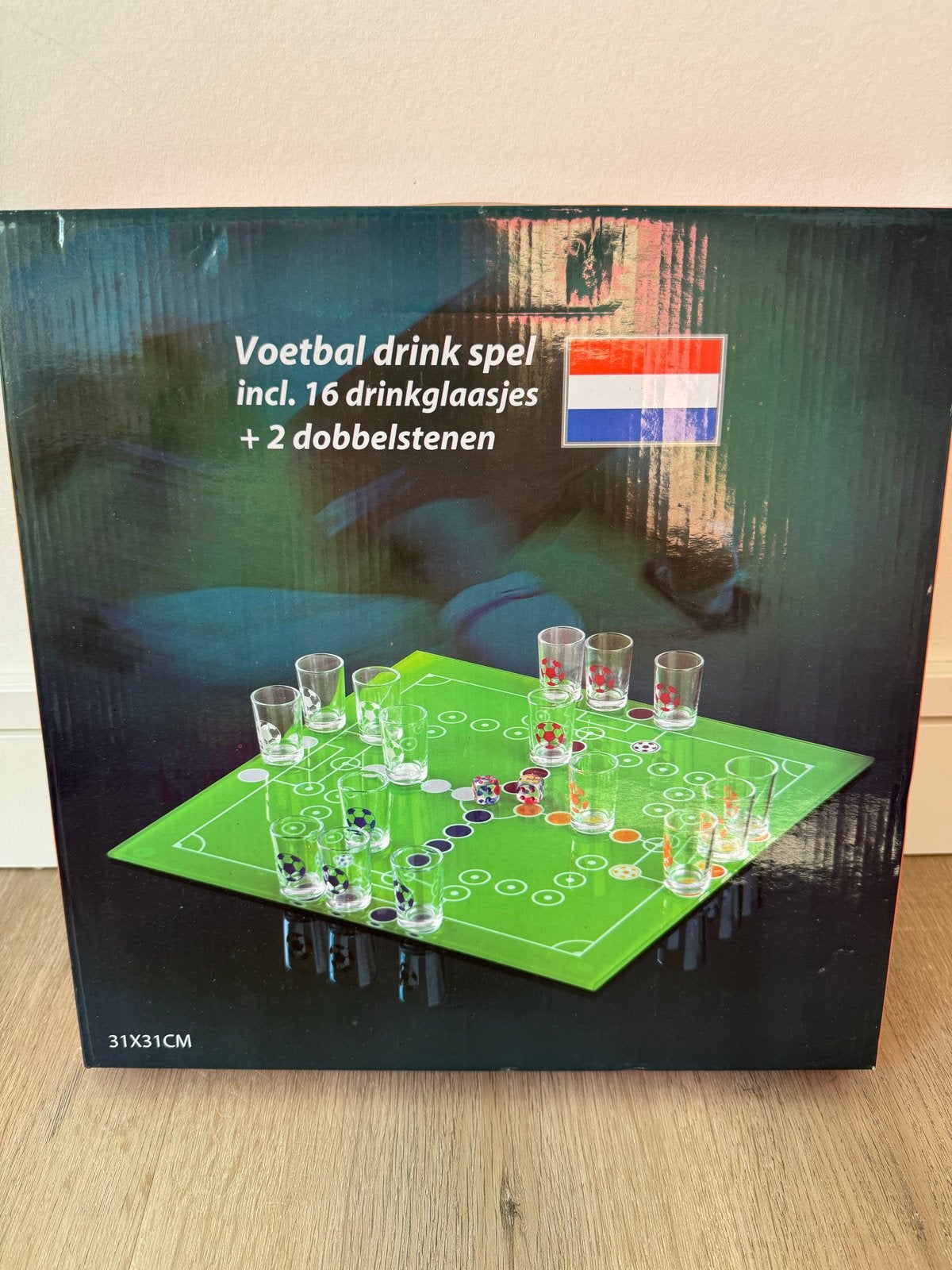Voetbal Drink Spel met 16 Glaasjes en 2 Dobbelstenen, Hobby en Vrije tijd, Gezelschapsspellen | Bordspellen, Drie of vier spelers
