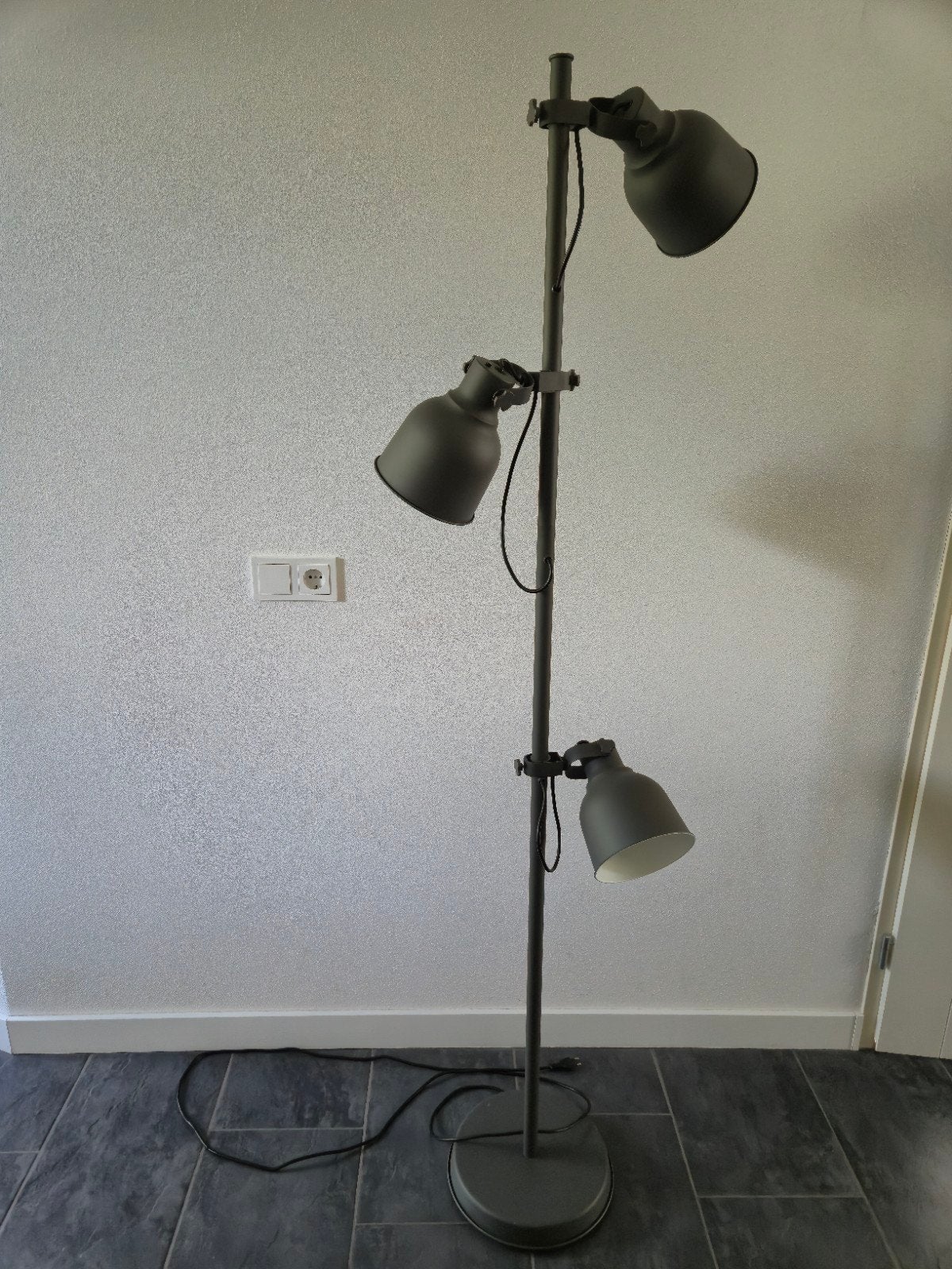 Ikea Hektar staande lamp met 3 spots, donkergrijs, Huis en Inrichting, Lampen | Vloerlampen, Ophalen, Industrieel, Modern, E27 (groot)
