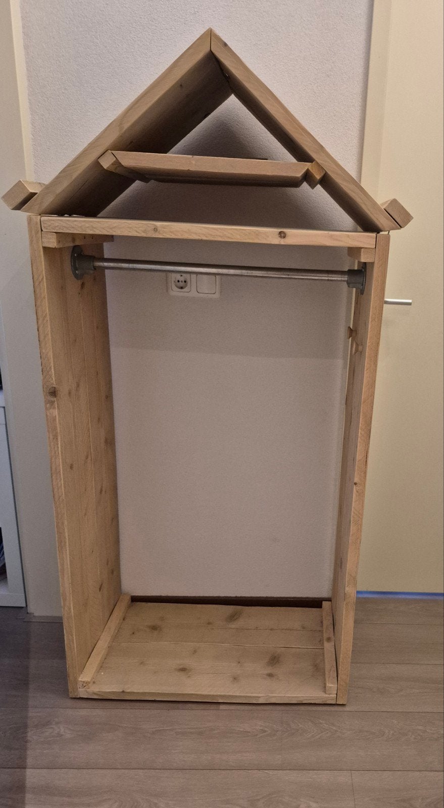 Unieke houten kledingkast in huisjesvorm, Huis en Inrichting, Speels, Huisjesvorm, Kinderkamer, 50 tot 100 cm, Zo goed als nieuw