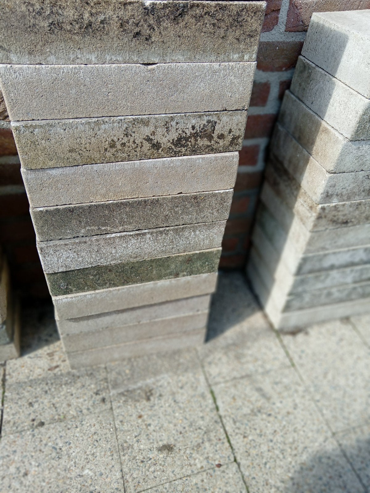 Gratis: Diverse gebruikte tegels en gekapte stenen, Tuin en Terras, Tegels en Klinkers, Ophalen, Gebruikt, Minder dan 5 m², Beton