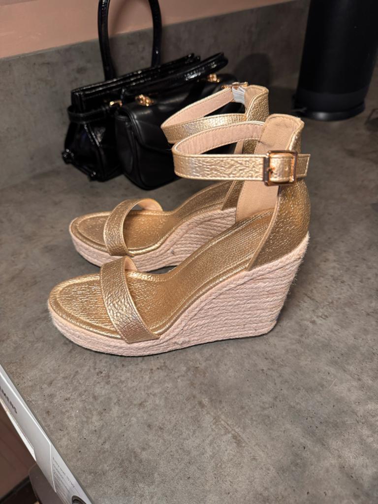 Mooie schoene sleehak 38, Kleding | Dames, Ophalen of Verzenden, Gedragen, Overige kleuren, Sandalen of Muiltjes