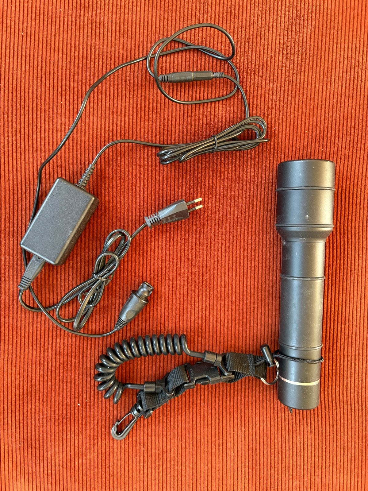Wiseled Tactical 1500 Duiklamp met 230V/12V Opladers, Watersport en Boten, Duiken, Ophalen, Gebruikt, Duiklamp
