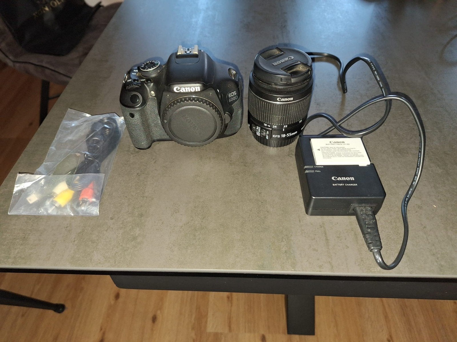 Canon EOS 600D Spiegelreflexcamera + EFS 18-55mm IS lens, Gebruikt, Spiegelreflex, Canon, Oplader