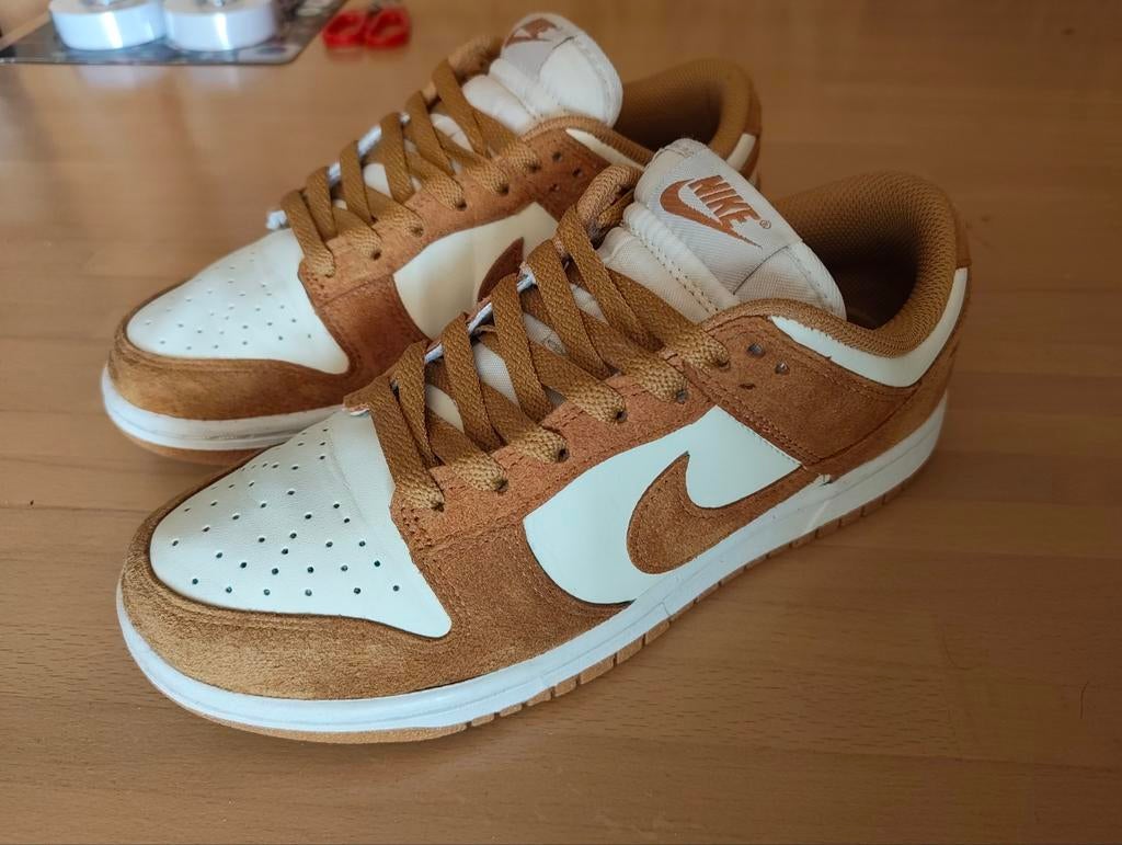 Nike Dunk Low Wmns "Flax Suede" - Maat 38,5, Bruin, Nike, Ophalen of Verzenden, Sneakers of Gympen
