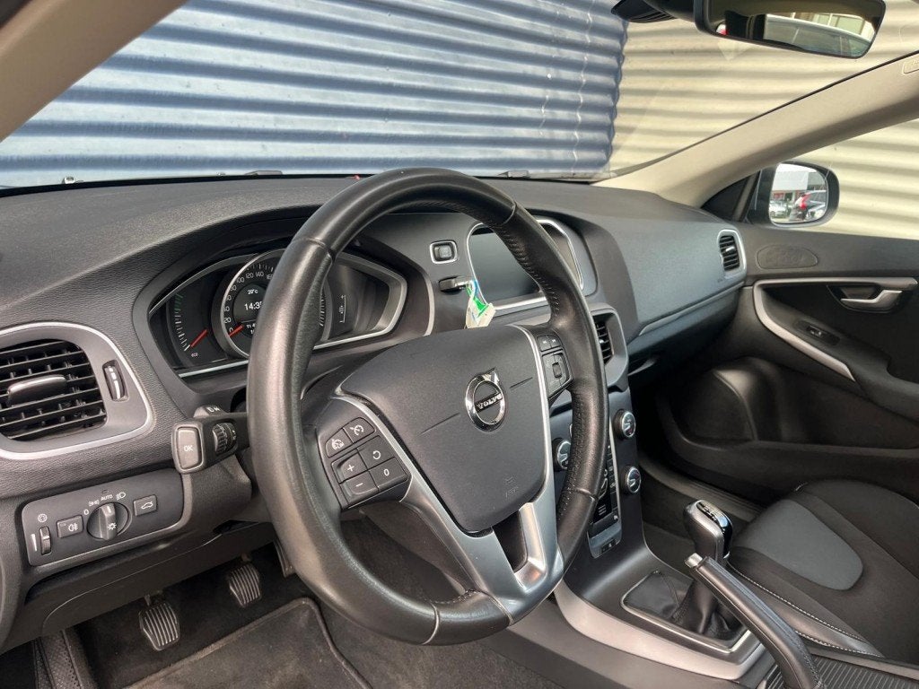 Volvo V40 2.0 T2 122PK Momentum  122 PK Camera  Trekhaak  Le, Auto's, Voorwielaandrijving, Gebruikt, Euro 6, 4 cilinders