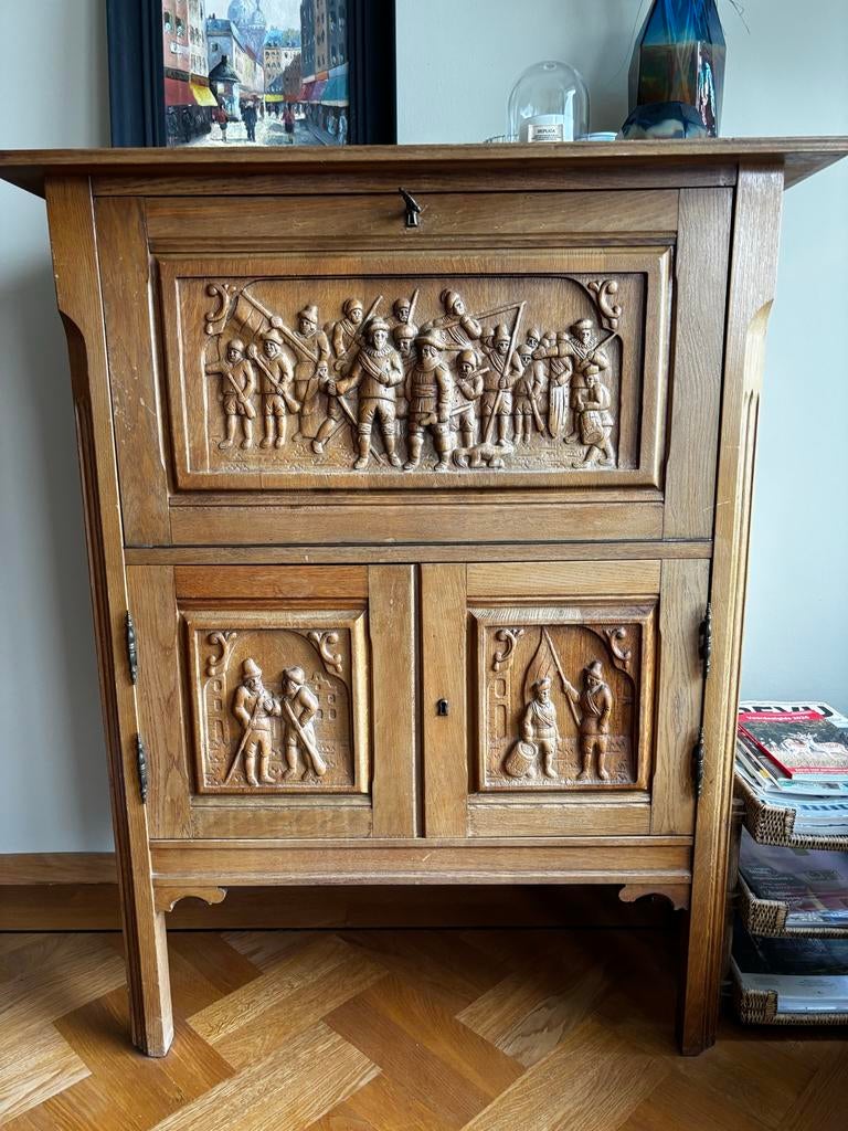 MOET WEG houten secretaire met houtsnijwerk, Rembrandt, Ophalen