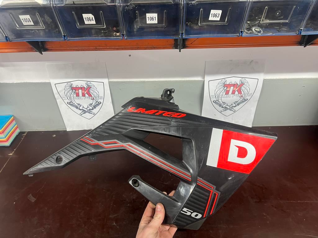 Derbi limited radiateurkap rechts, Fietsen en Brommers, Brommeronderdelen | Algemeen, Gebruikt, Ophalen of Verzenden, Nvt, Kap