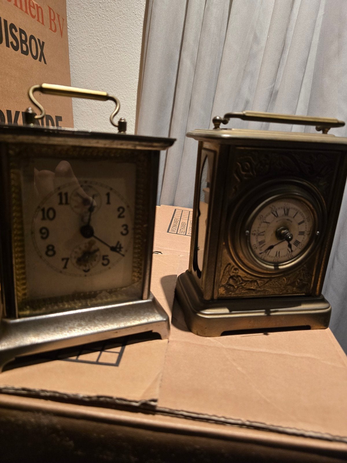 2 Antieke Reiswekkers voor Restauratie, Ophalen