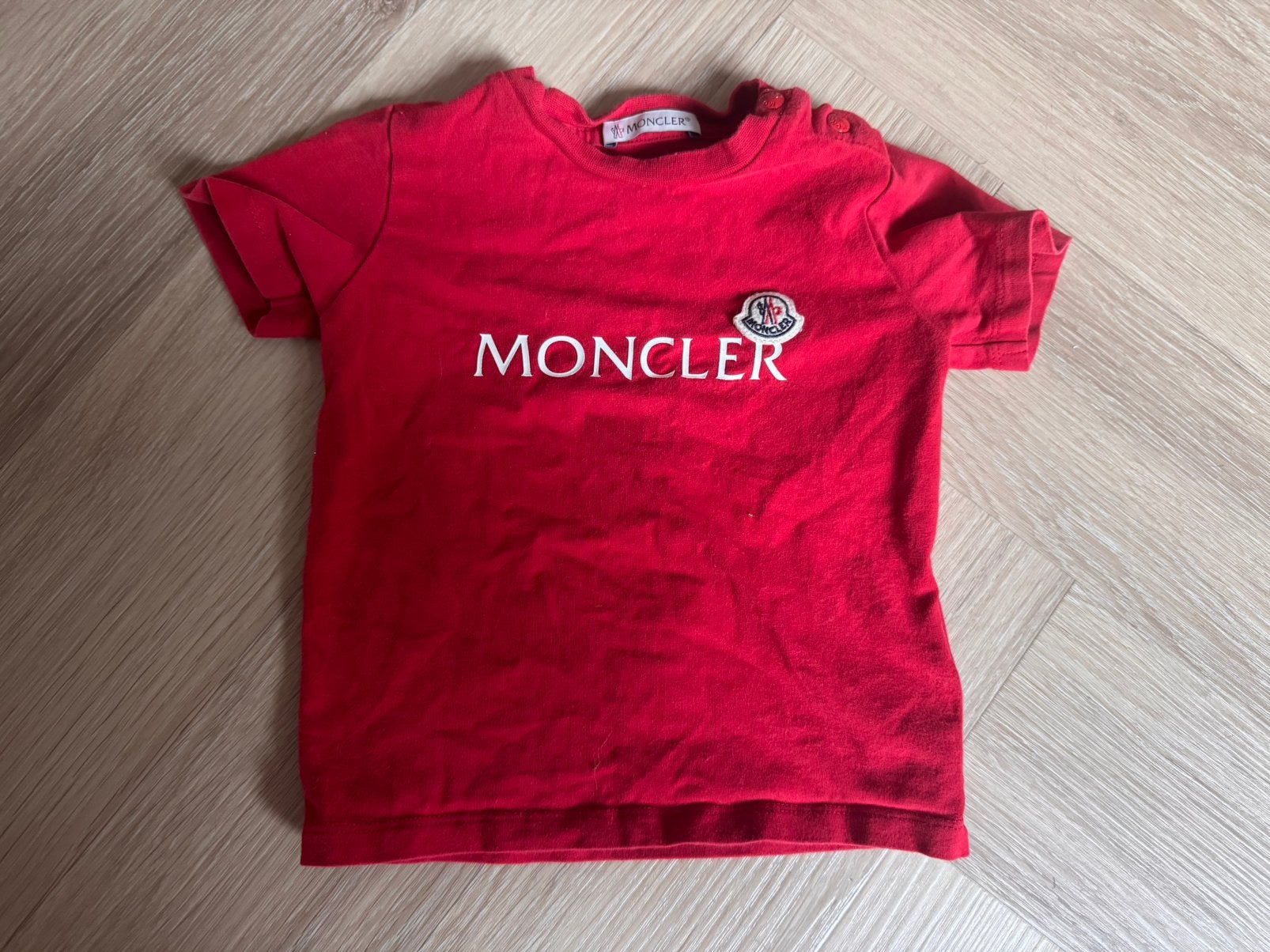 Mooi rood Moncler t shirt maat 9-12 maanden, Ophalen of Verzenden, Zo goed als nieuw, Jongetje, Shirtje of Longsleeve