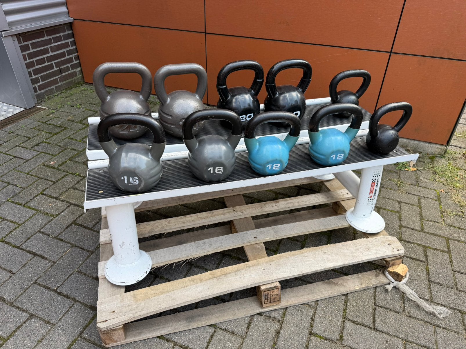 Kettlebells Set 8kg t/m 24 alles 2 keer + Kettlebells Rek