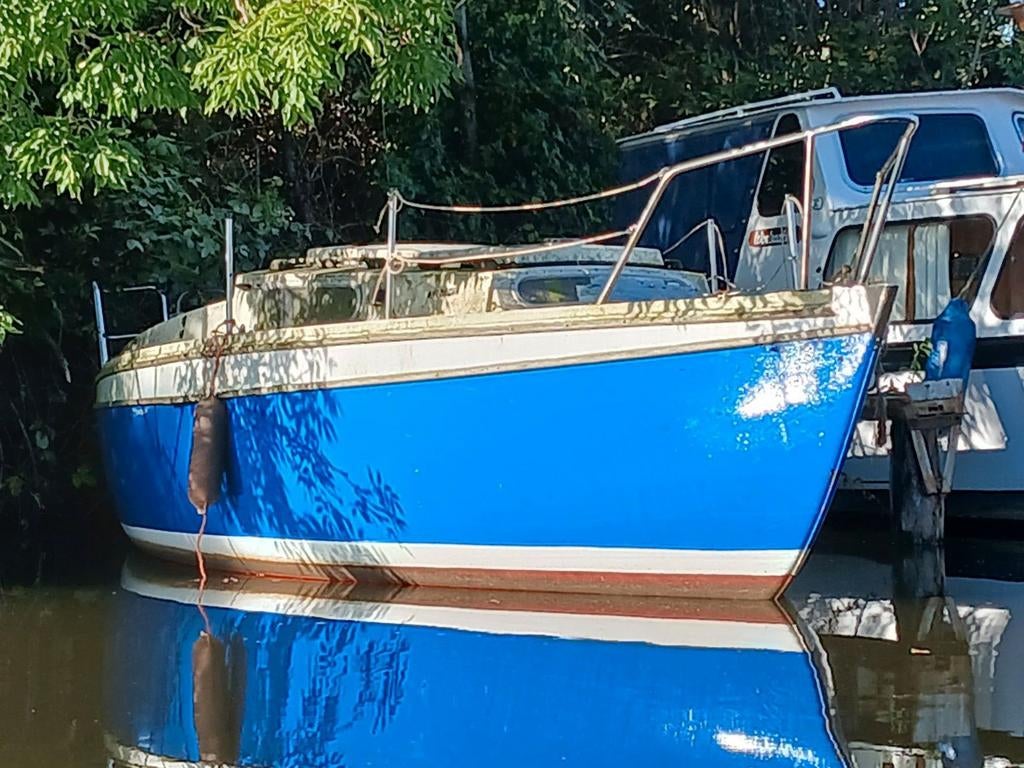 Polyester zeilboot met vaste Kiel en buitenboordmotorbeun, Ophalen, Gebruikt