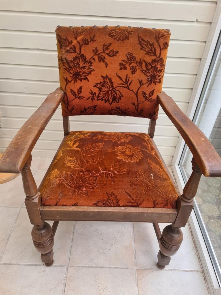 Antieke houten stoel met oranje bloemenstof, Ophalen