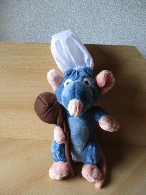 Disney Ratatouille Remy pluche  34cm  met koksmuts en spatel, Ophalen of Verzenden, Overige figuren, Zo goed als nieuw, Beeldje of Figuurtje