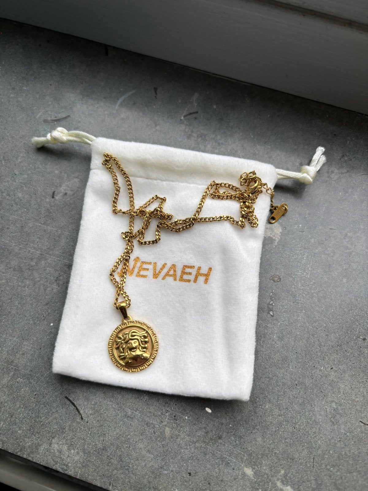 Nieuwe ketting Nevaeh Medusa goud, Overige materialen, Verstelbaar, Nieuw, Ophalen of Verzenden