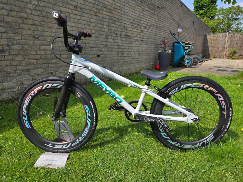 Meybo junior, Fietsen en Brommers, Ophalen of Verzenden, Zo goed als nieuw, Aluminium
