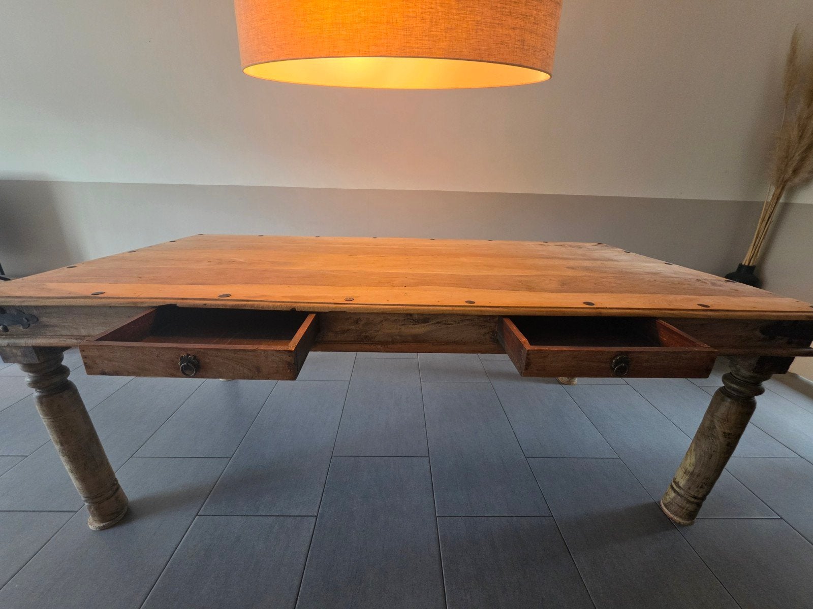 Robuuste houten eettafel 210x100 met lades en metalen detail, Antiek en Kunst, Ophalen