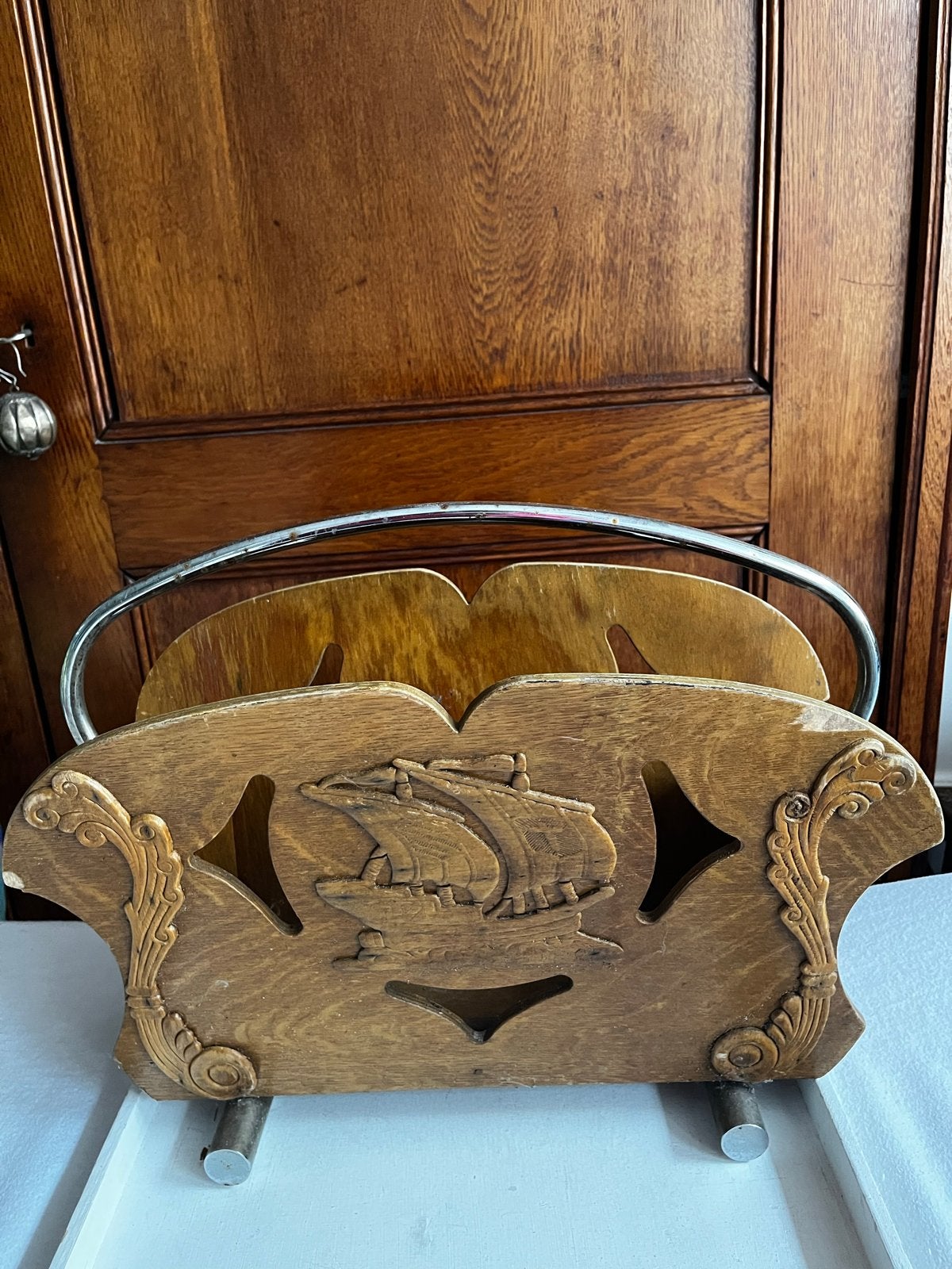 Vintage houten krantenbak met scheepsgravure, Huis en Inrichting, Woonaccessoires | Krantenbakken en Lectuurbakken, Gebruikt, Hout