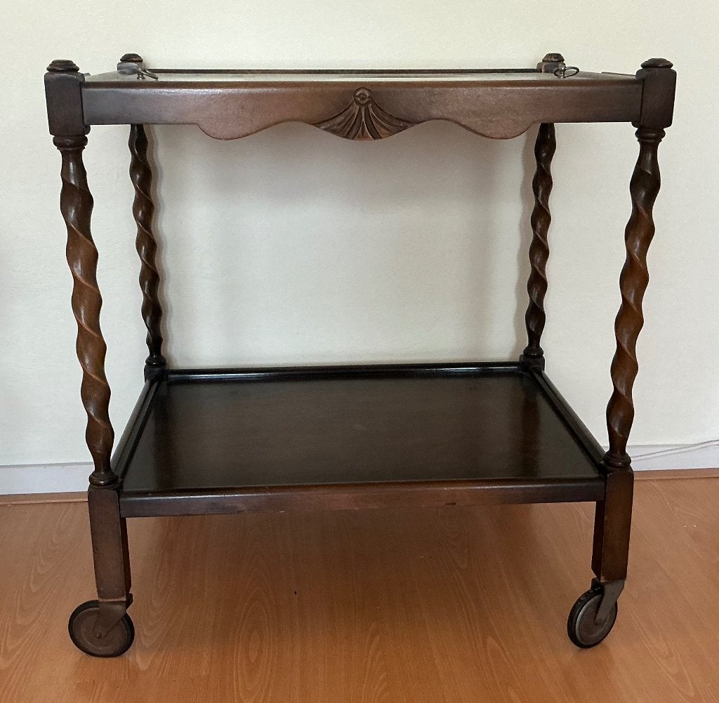 Houten tafel met gedraaide poten en wieltjes jaren 40/50, Ophalen