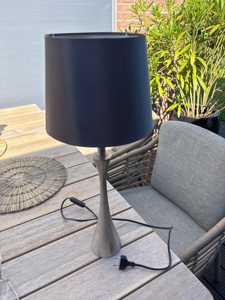 Moderne RVS tafellamp met zwarte kap, 56 cm hoog, Huis en Inrichting, Ophalen of Verzenden, Zo goed als nieuw, Metaal, 50 tot 75 cm