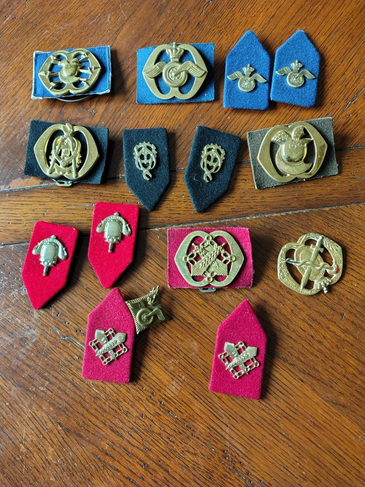 Verzameling militaire emblemen en insignes, Verzamelen, Ophalen of Verzenden, Landmacht, Overige gebieden, Embleem of Badge