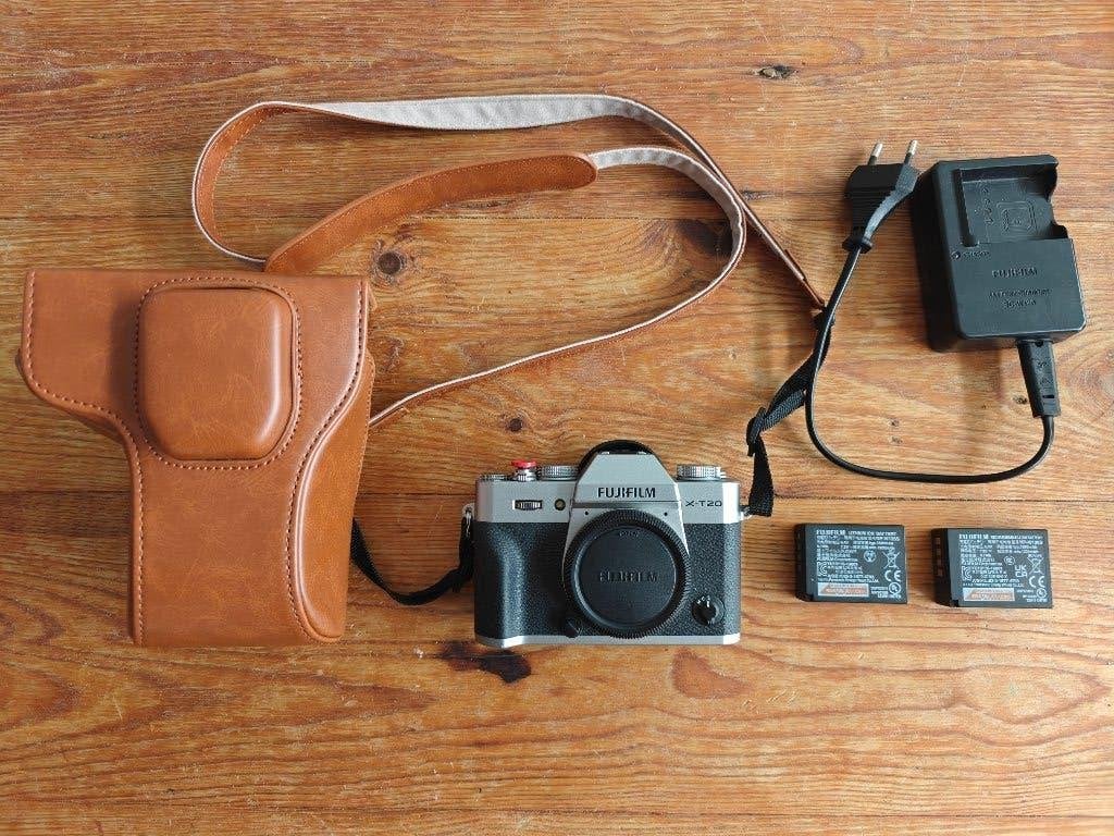 Fujifilm X-T20 Body (zilver) + 2 Originele Accu's & Extra's, Gebruikt, Ophalen of Verzenden, Fujifilm, 24 megapixels