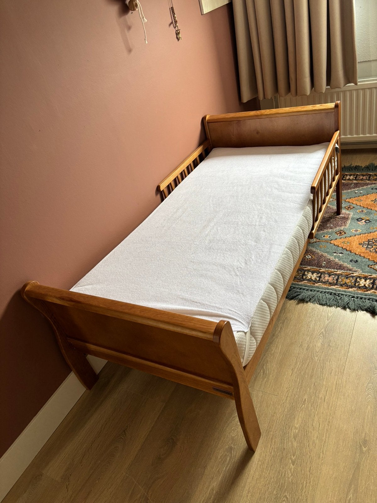 Woodies peuterbed inclusief nieuw matras en matrasbeschermer, 70 tot 85 cm, Zo goed als nieuw, Matras, 140 tot 160 cm