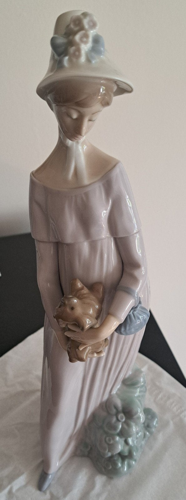 Lladro Figurine, lady holding pekinese dog., Ophalen, Zo goed als nieuw