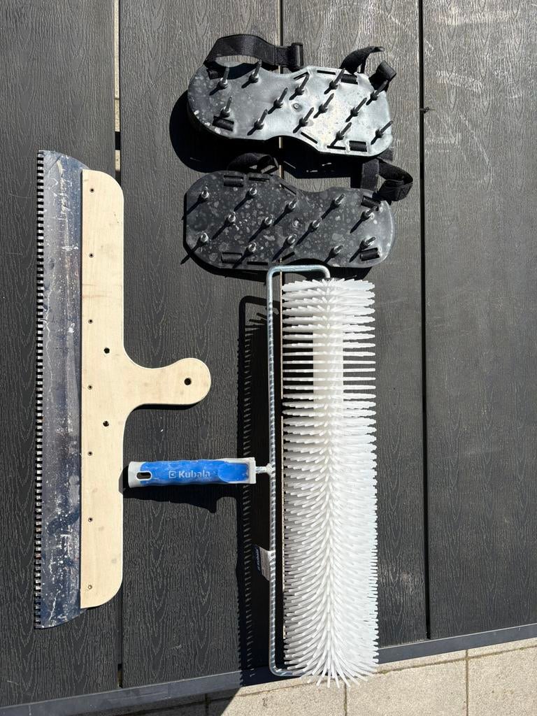 Egaliseer gereedschap - prikroller - rakel - spijkerschoenen, Ophalen, Zo goed als nieuw