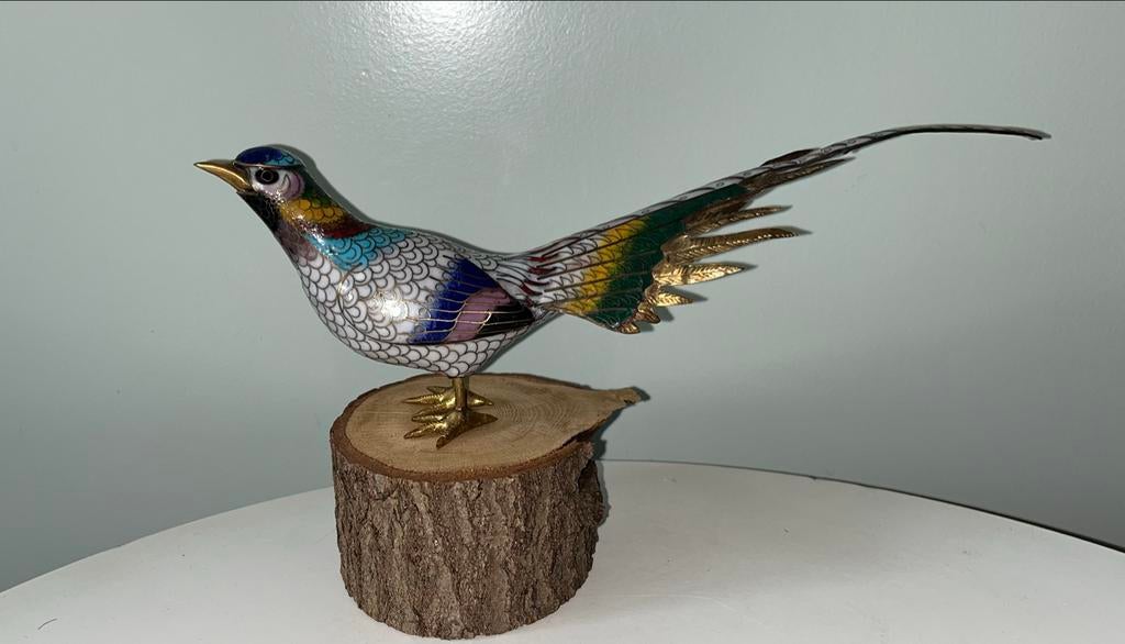 Kleurrijk vogelbeeld op houten voet; cloisonné pheasant, Verzamelen, Ophalen of Verzenden, Gebruikt, Vogel, Beeldje of Figuurtje