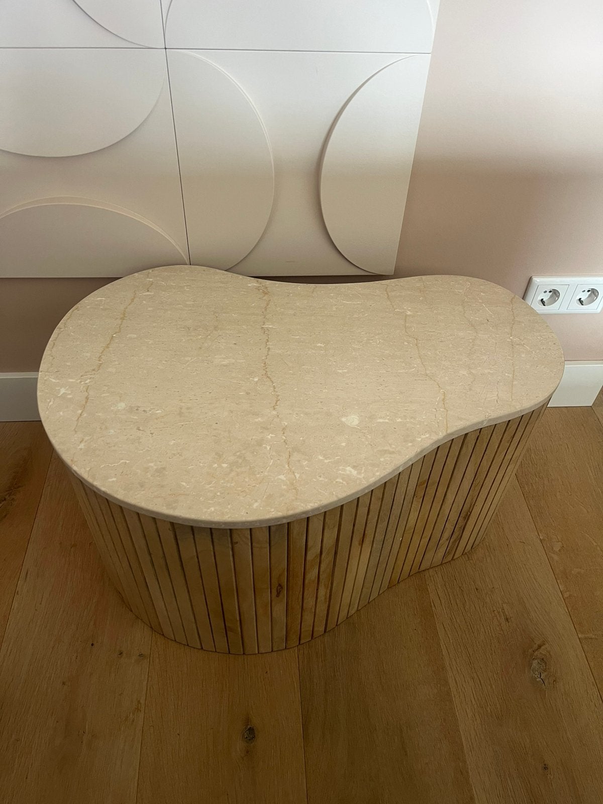 Foto 3 van Salontafel Kira Medium, met beige marmer blad