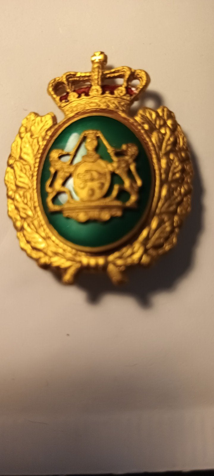 Vintage Gouden Kroon Speldje met Groen Emaille, Ophalen of Verzenden, Gebruikt, Overige onderwerpen, Speldje of Pin