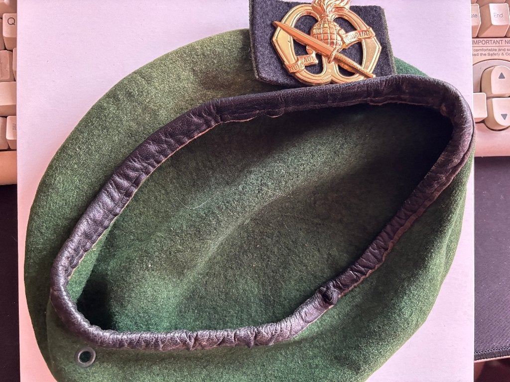 Intensief gebruikte KCT baret baret embleem splitsluiting, Verzenden, Landmacht, Nederland, Kleding of Schoenen
