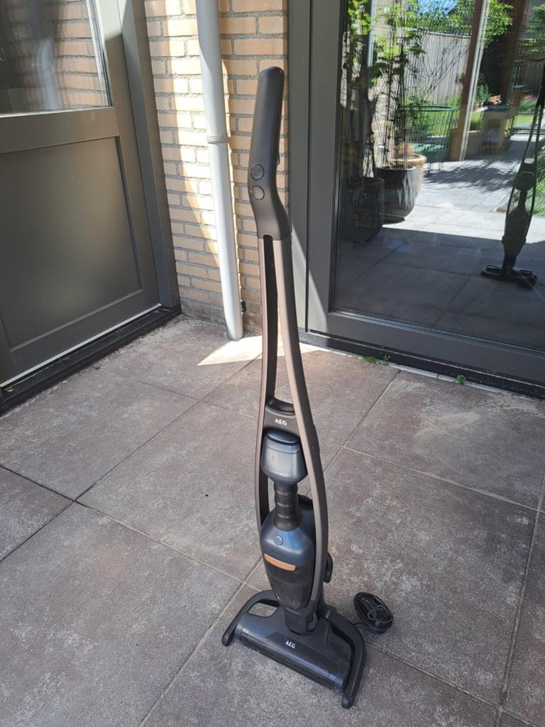 Steelstofzuiger AEG QX9 zakloos incl. accessoires, Gebruikt, Geschikt voor tapijt, Ophalen of Verzenden, 2000 watt of meer