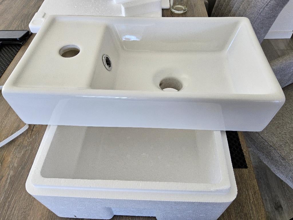 Porseleinen fontein toilet of badkamer. NiEUW !!!!, Ophalen of Verzenden, Nieuw, Glas, Wastafel