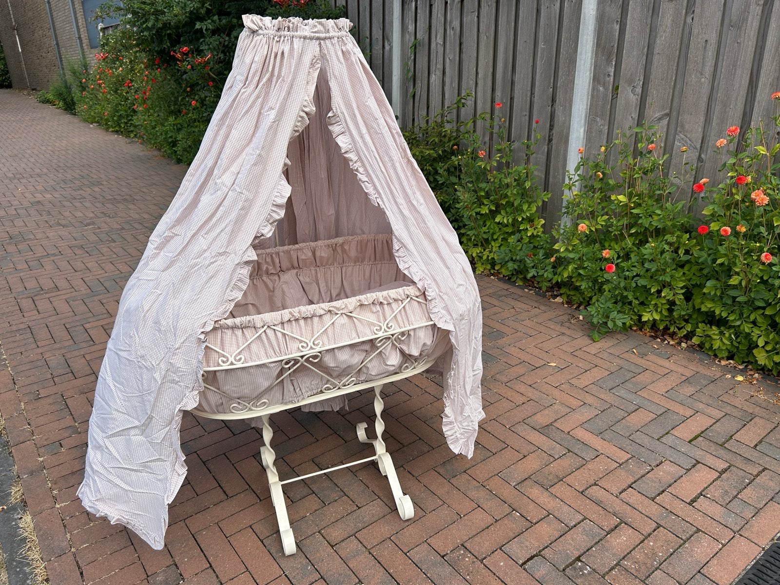 Antiek ledikantje compleet met beddengoed, Ophalen, 190 cm of minder, Zo goed als nieuw, Crème