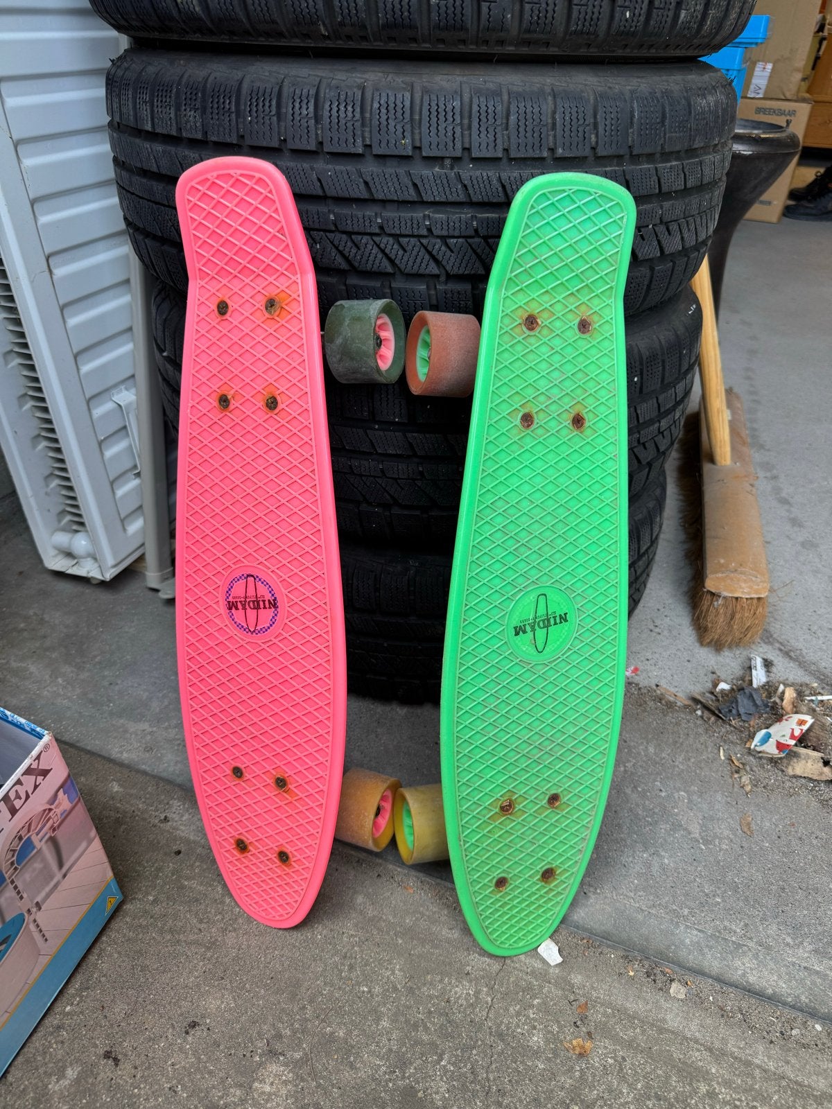 Gebruikte Nidjam flipgrip boards (roze en groen), Sport en Fitness, Skateboarden, Ophalen, Gebruikt, Skateboard
