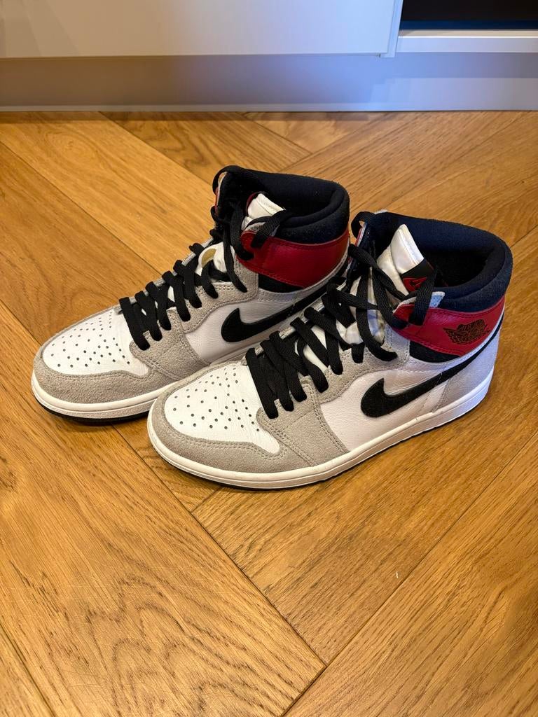 Nike Air Jordan 1 High Retro OG Light Smoke Grey EU 40, Kleding | Dames, Schoenen, Ophalen of Verzenden, Zo goed als nieuw, Grijs