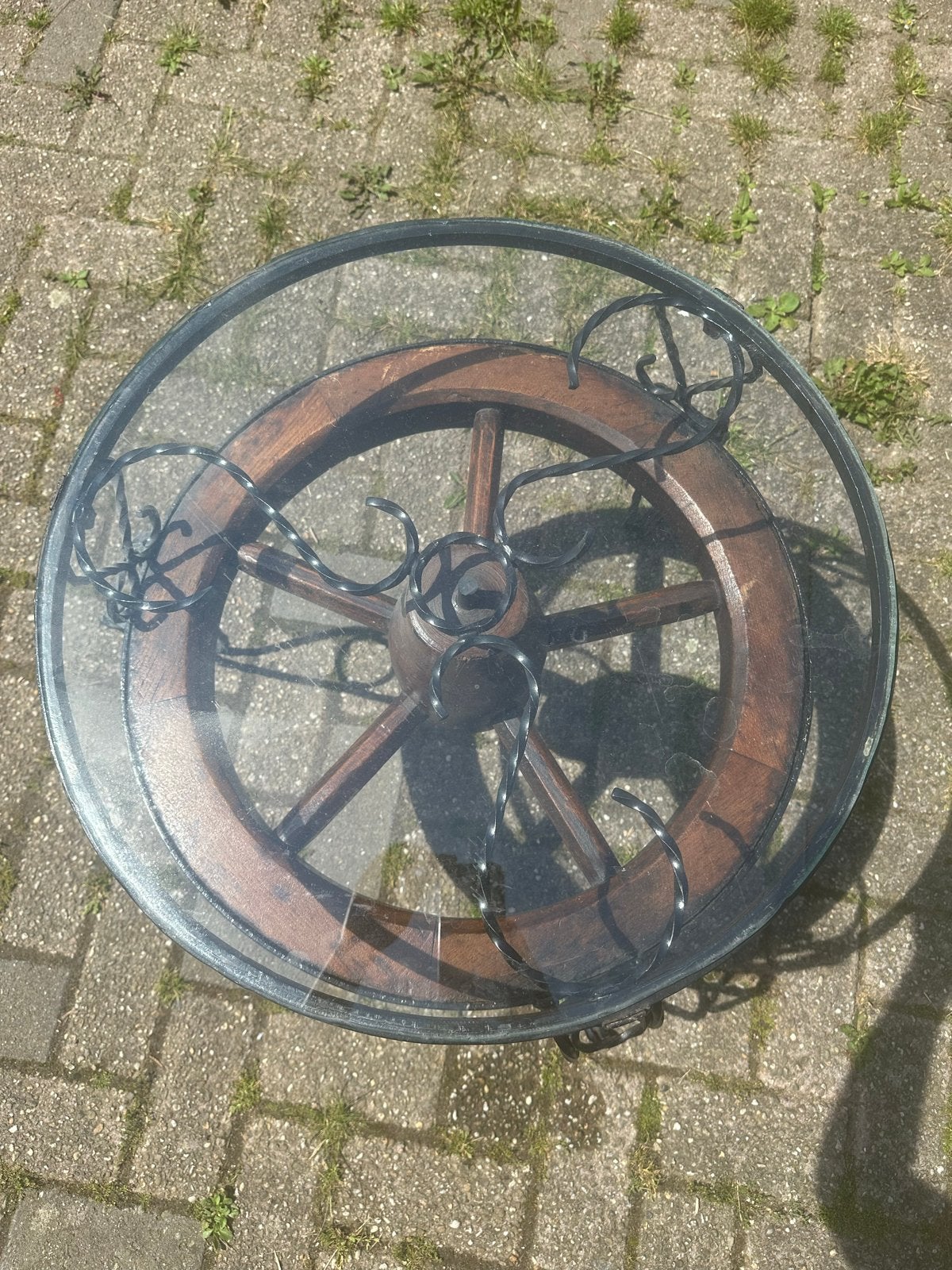 Unieke salontafel met wagenwiel en glasplaat, Antiek en Kunst, Ophalen