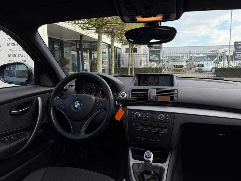 BMW 1-serie 116i PANORAMADAK l NAVIGATIE l CLIMA l STOELVERW, 1-Serie, Euro 5, 4 cilinders, 4 stoelen