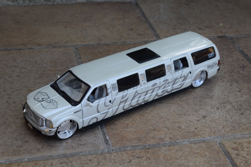 Miniatuur Maisto 1:24 Limousine Ford Excursion Wit, Ophalen of Verzenden, Gebruikt, Maisto