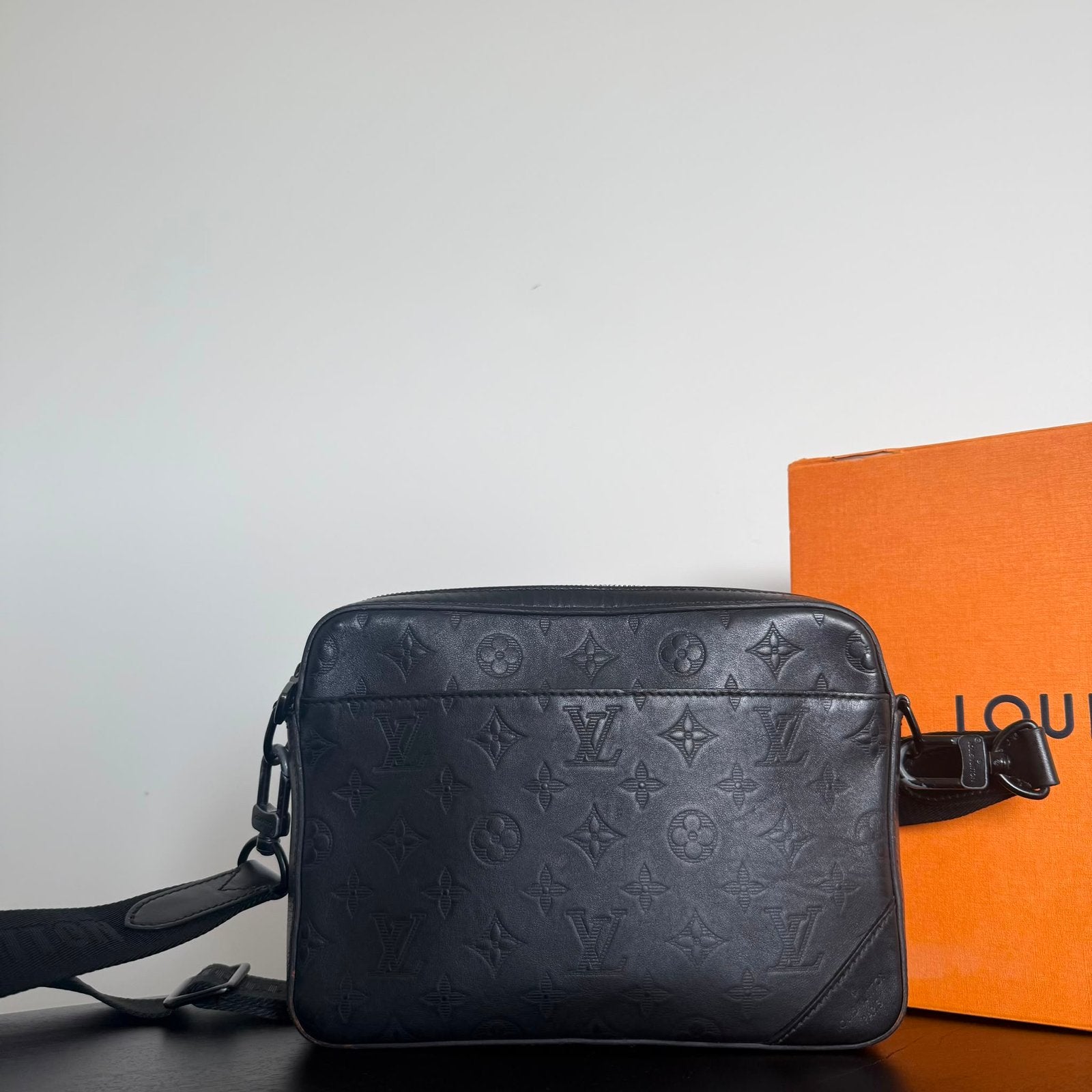 Louis Vuitton Duo Messenger Bag Monogram Shadow Leather, Ophalen of Verzenden, Zo goed als nieuw, Zwart, Leer