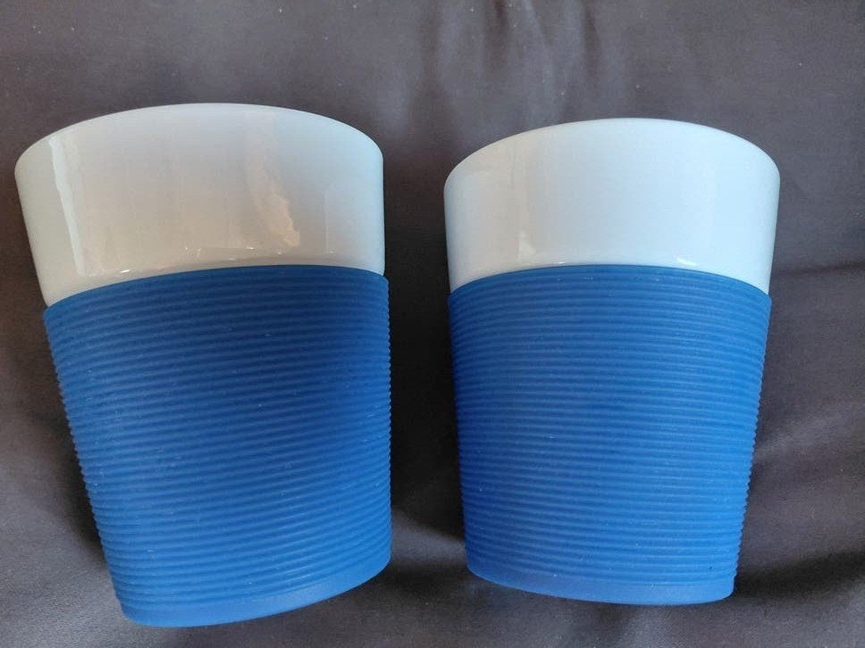 Set van 2 Bodum mokken met blauwe siliconen grip, Huis en Inrichting, Ophalen of Verzenden, Aardewerk, Overige stijlen, Kop(pen) en/of Schotel(s)