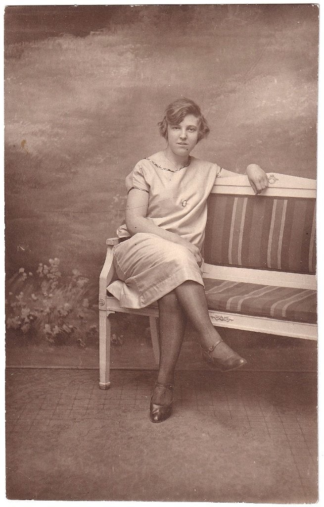 Foto - Portret Vrouw Jurk Bank, Gebruikt, Foto, Ophalen of Verzenden, Voor 1940